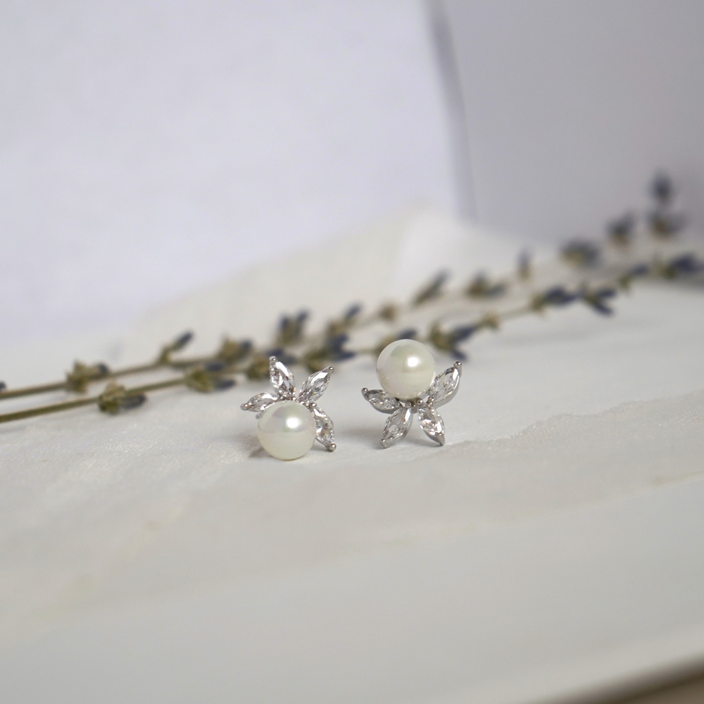 Flower Pearl Stud Earrings