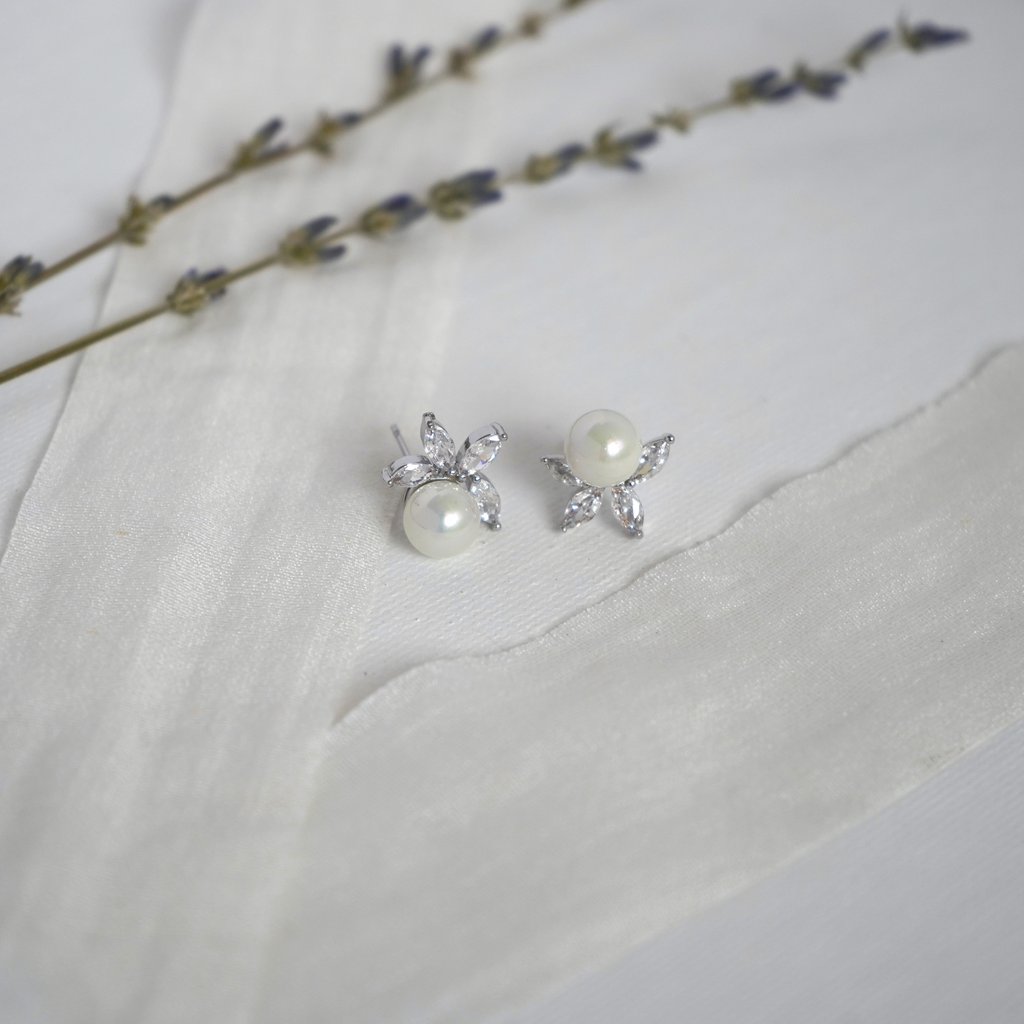 Flower Pearl Stud Earrings