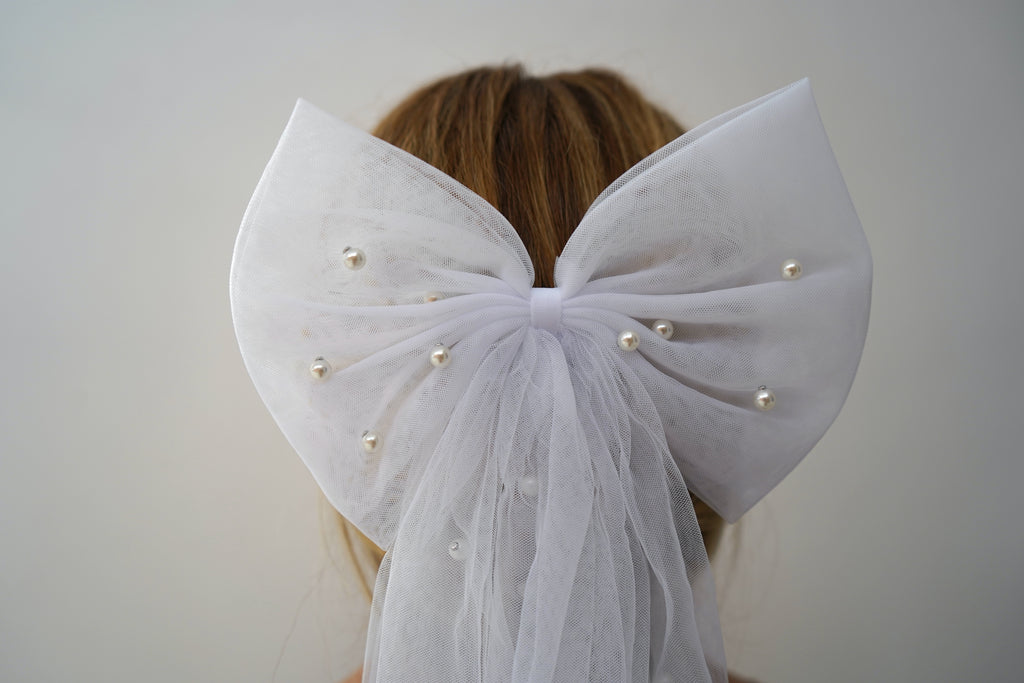 Bow with Pearls Veil