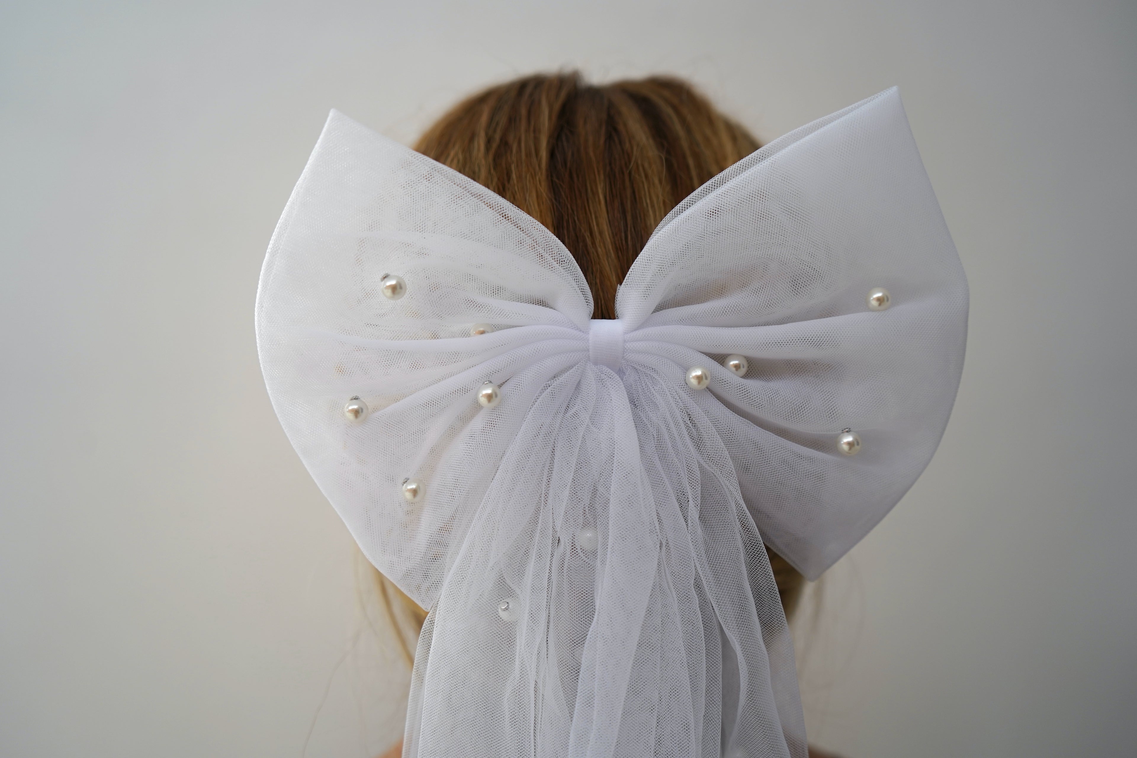 Bow with Pearls Veil