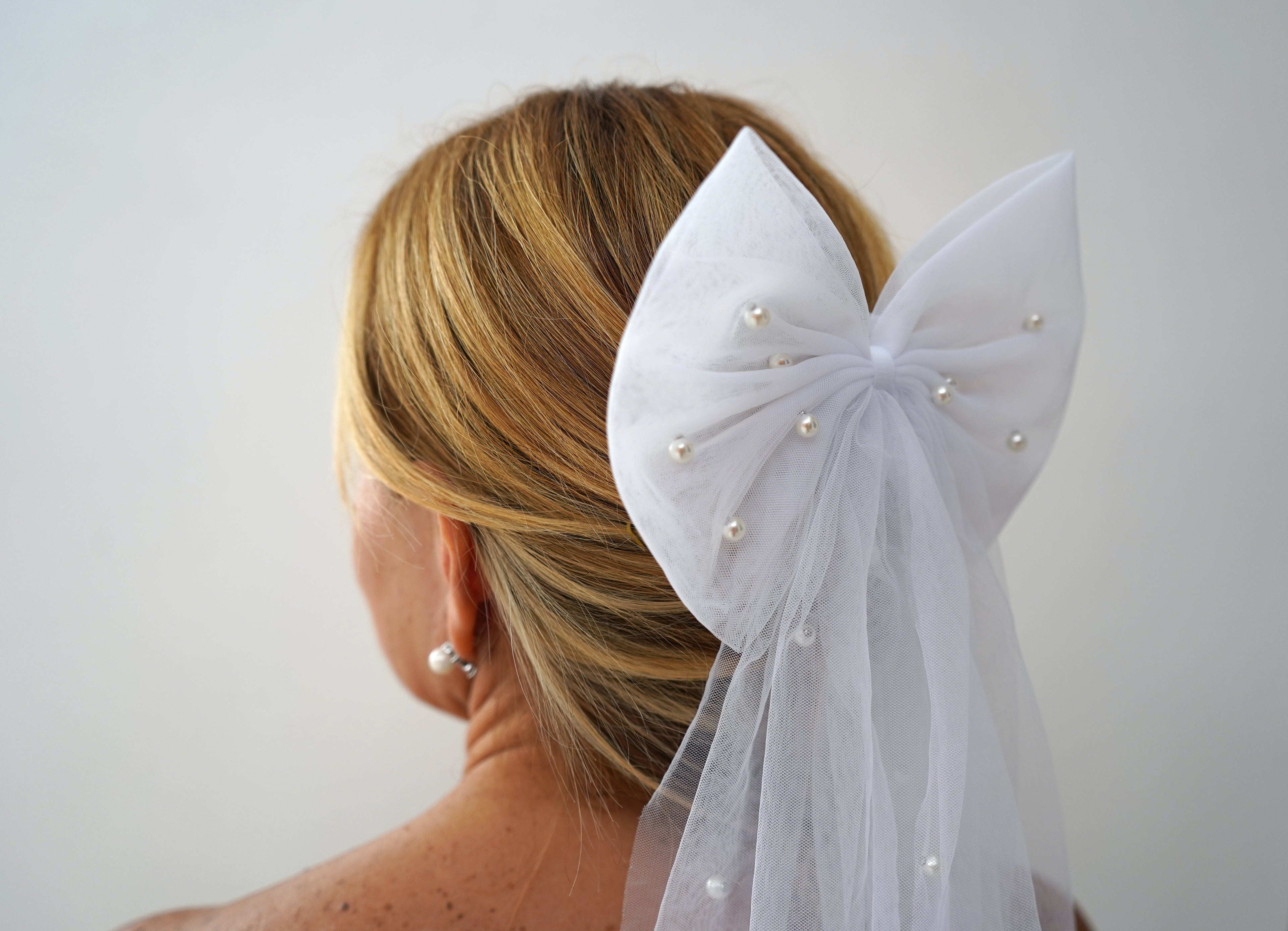 Bow with Pearls Veil