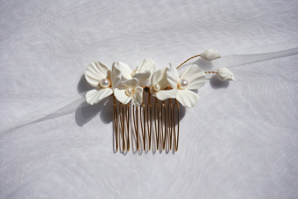 White Flowers and Pearls Comb