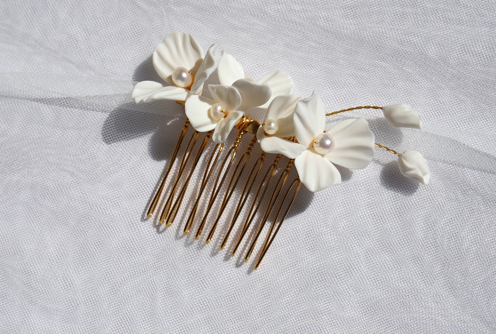 White Flowers and Pearls Comb