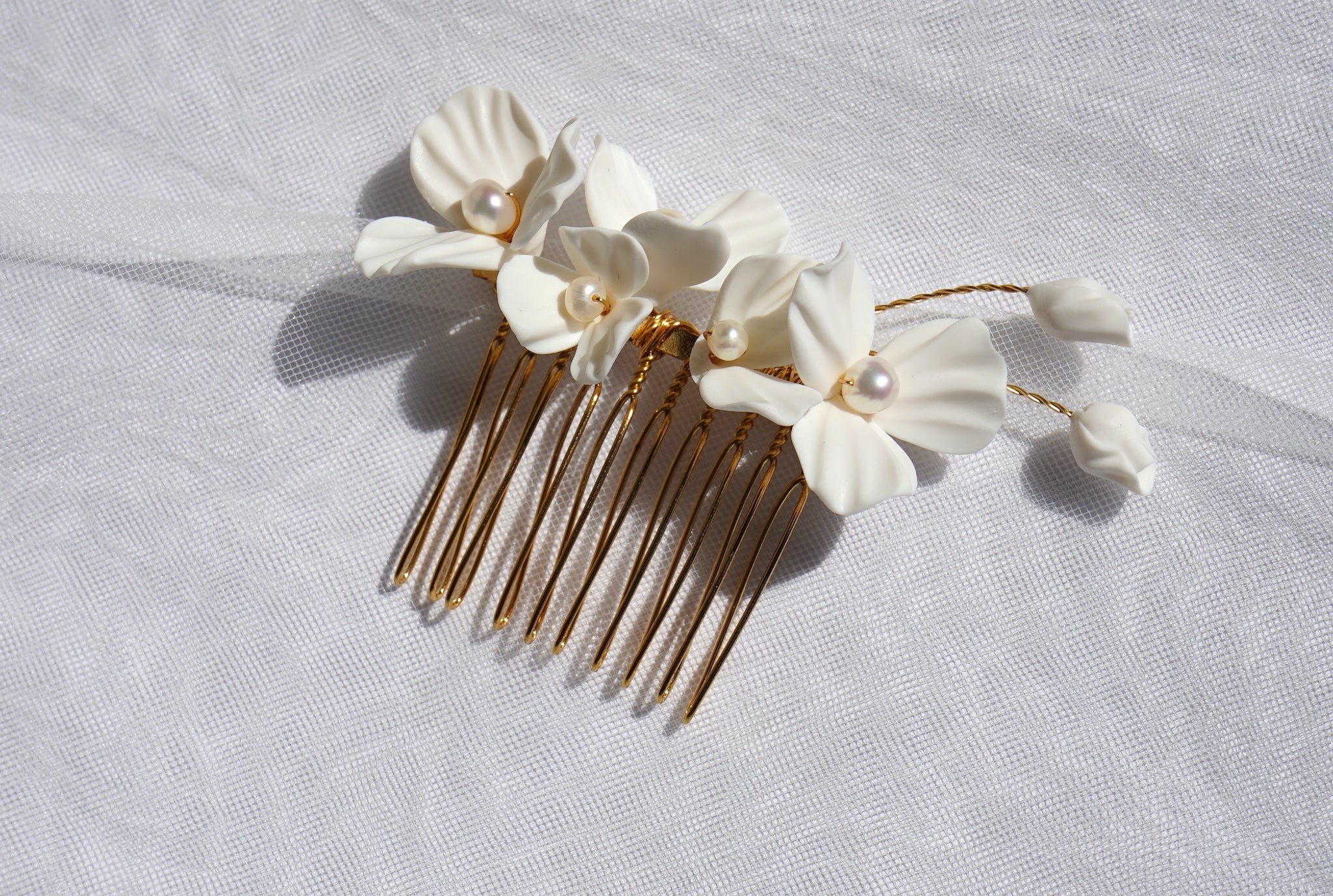 White Flowers and Pearls Comb